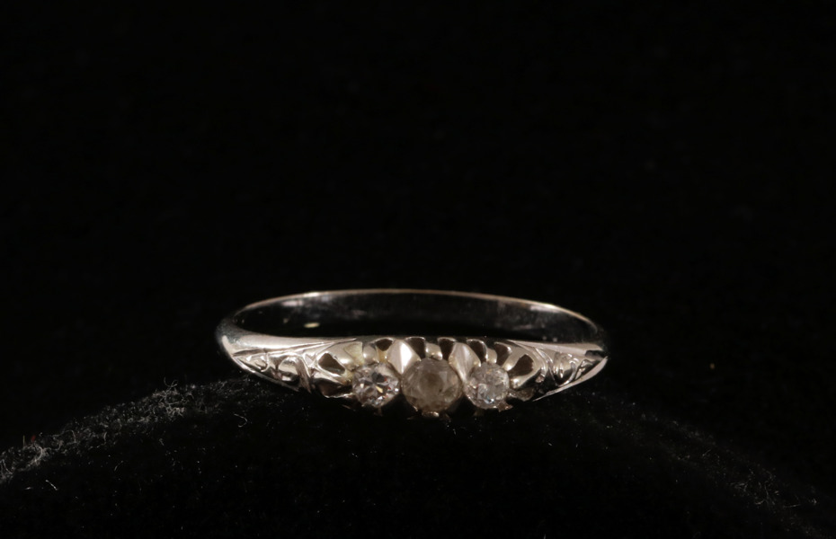 Ring i 18k vitguld