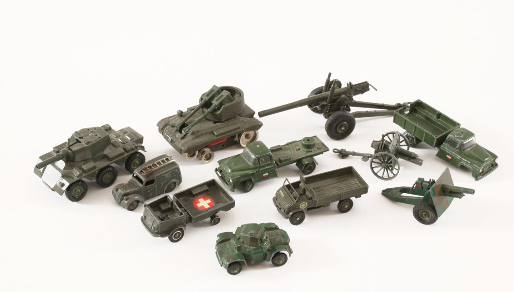 Militärleksaker 11 delar, bl.a. Dinky Toys, Vilmer