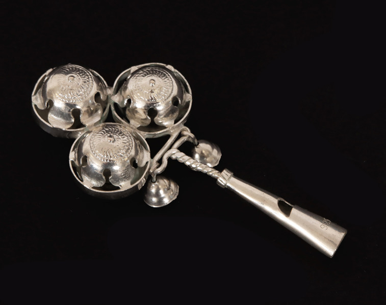 Barnskallra med visselpipa, sterlingsilver, 1900-tal