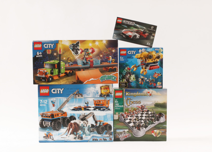 Kartonger med LEGO 5st, City, Chess samt Speed Champions