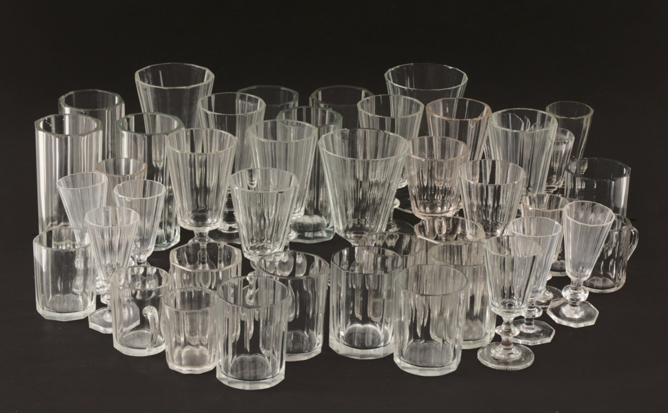 Parti glas, bl.a. "Karlberg", Kosta