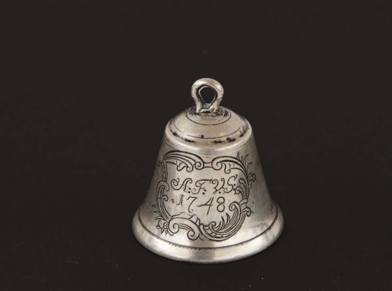 Liten pingla, troligen silver, daterad 1748