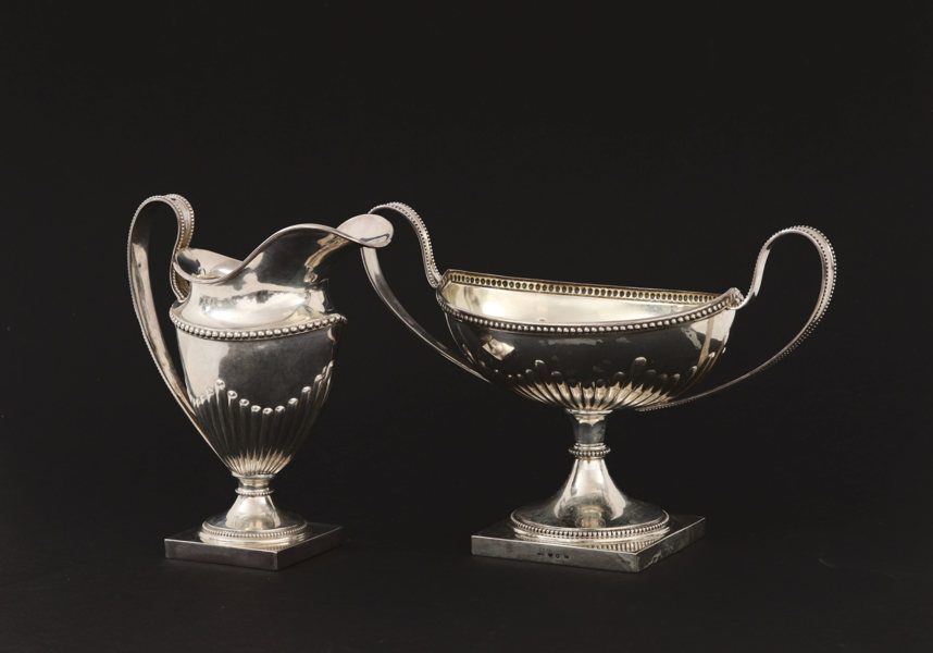 Sockerskål och mjölkkanna, silver, gustaviansk stil, 1900-talets början