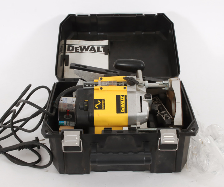 Överhandsfräs, DeWalt, DW625E-QS