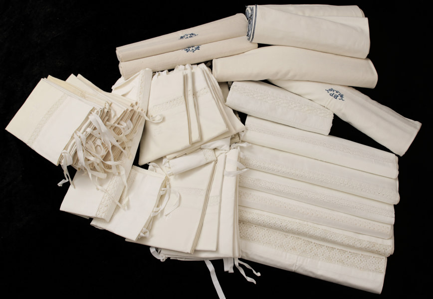 Parti lakan och örngott, mestadels med spets