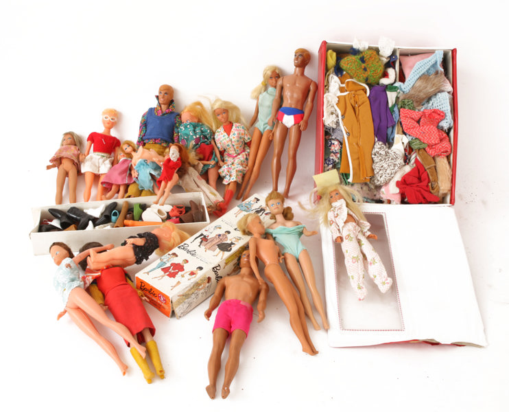 Parti dockor och kläder, bl.a. Mattel