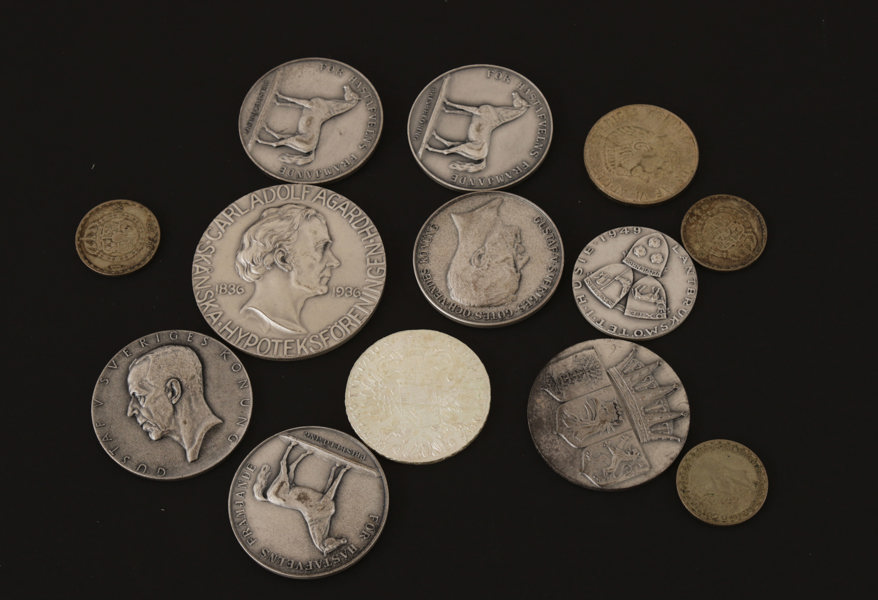 Parti silvermedaljer och silvermynt
