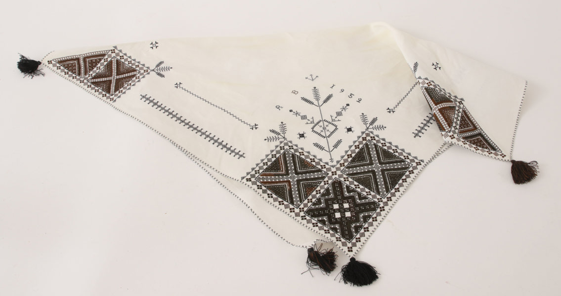 Tupphalskläde, daterat 1952