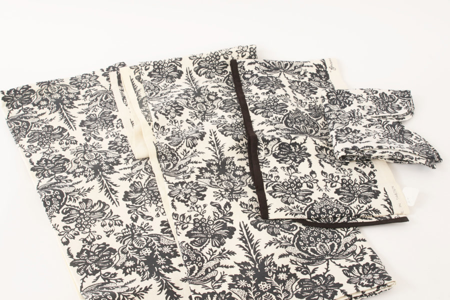 Gardiner ett par, panelgardiner ett par samt kappa, "Granatäpple", Marianne Westman