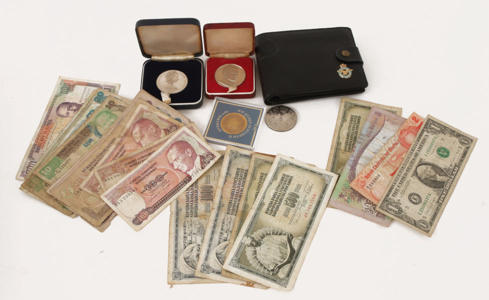Parti medaljer och sedlar