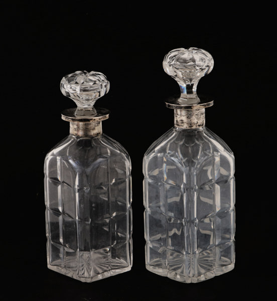 Karaffer 2st, med hals i silver, 1912