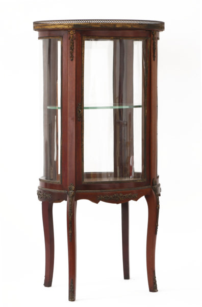 Vitrinskåp, gustaviansk stil, 1900-talets första del