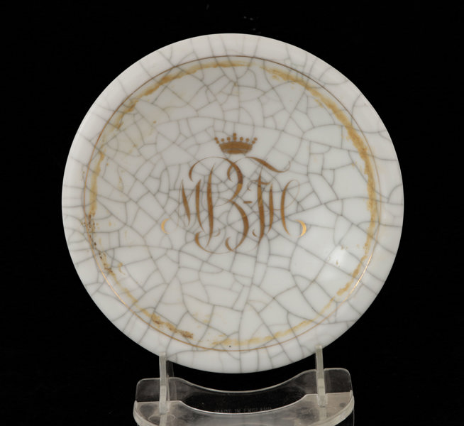 Skål med adelsmonogram, Arabia, Finland