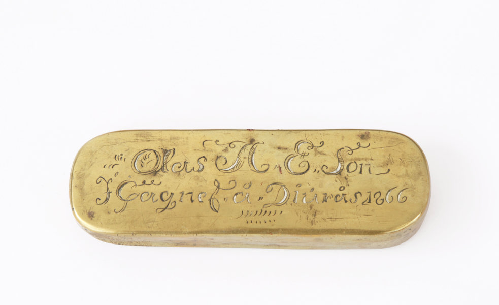 Glasögonfodral, daterat 1866