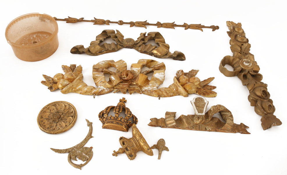 Parti krön och dekorer, bl.a. gustavianska