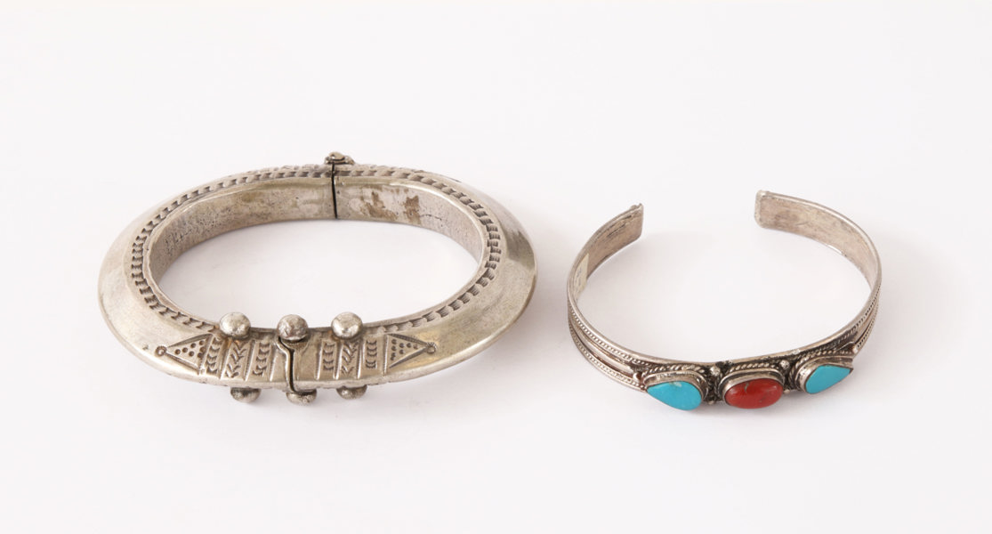 Armringar 2st, möjligen silver