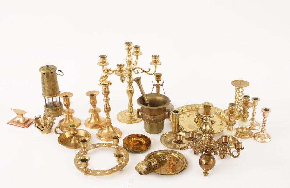 Parti mässingsföremål