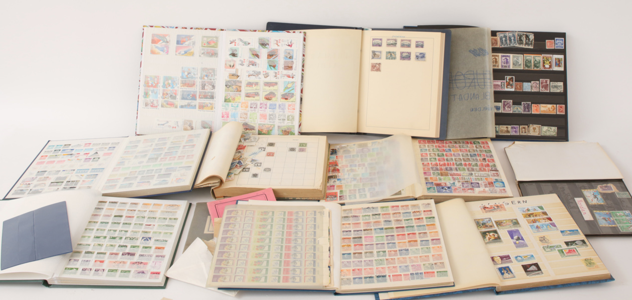 Parti frimärken i album