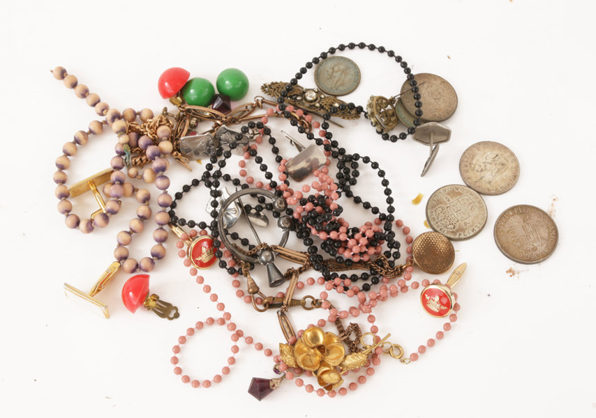 Parti smycken och mynt