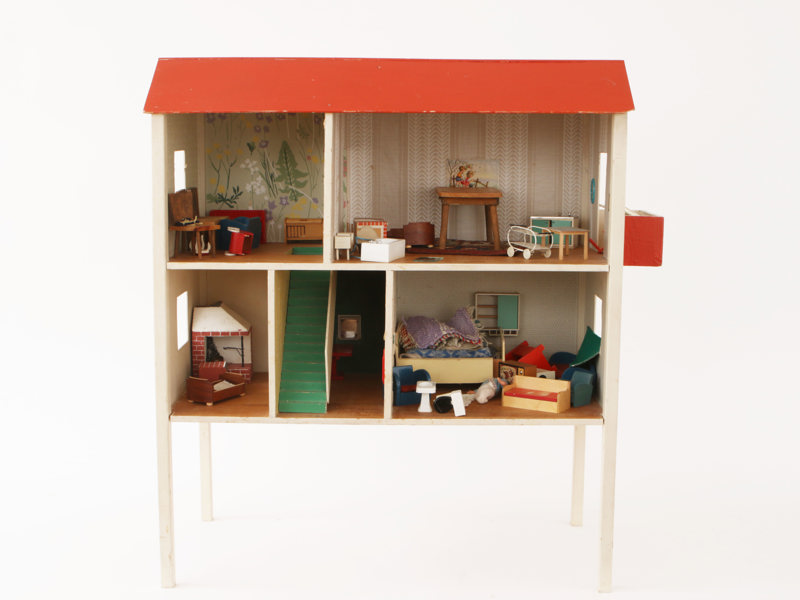 Dockskåp med inredning, omkring 1900-talets mitt