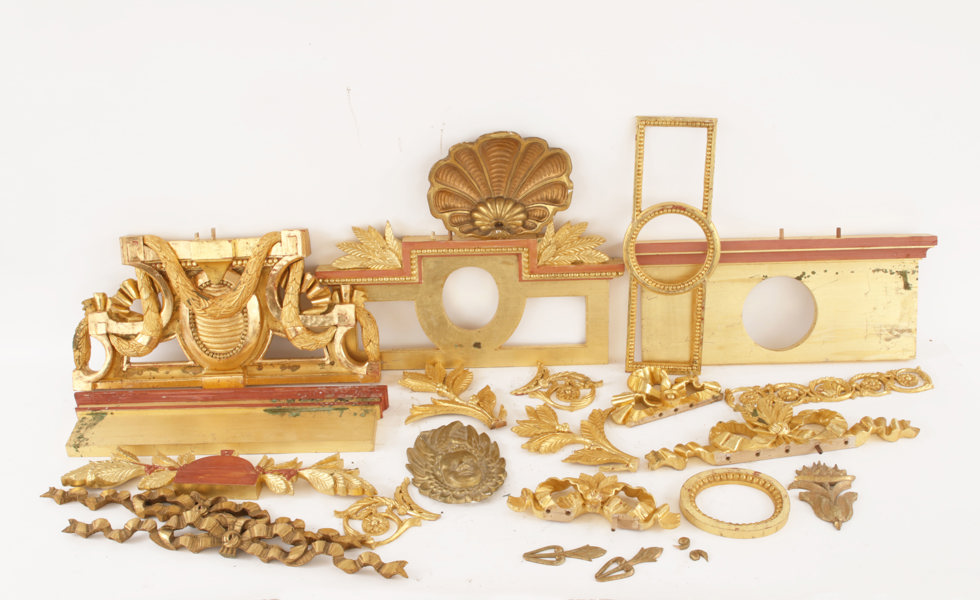 Parti dekorer och spegeldelar, bl.a. 1800-tal