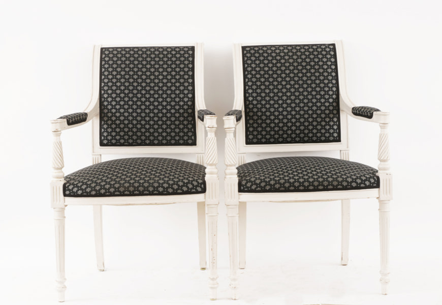 Karmstolar ett par, gustaviansk stil, 1900-tal