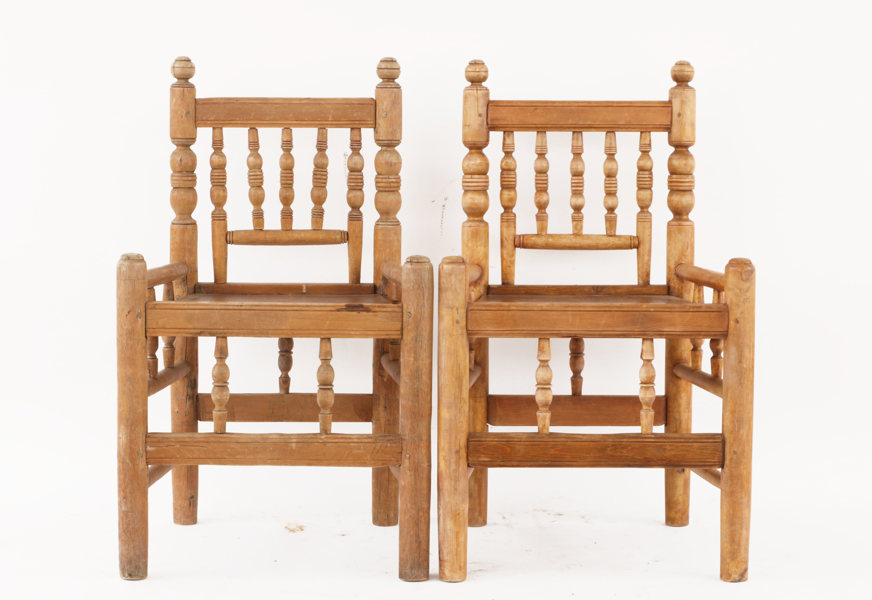 Karmstolar ett par, allmoge, 1800-tal