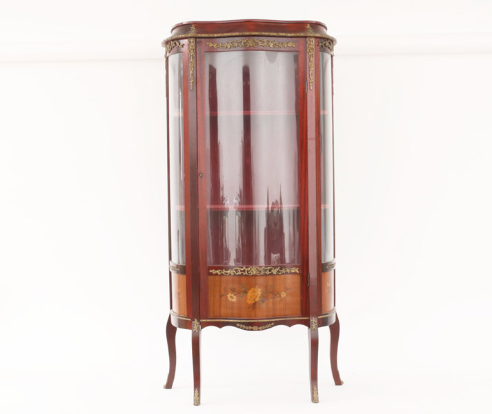 Vitrinskåp, gustaviansk stil, 1900-tal