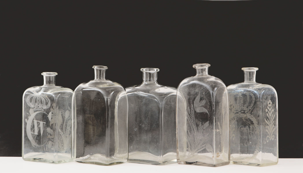 Brännvinsflaskor 5st, mestadels 1800-tal