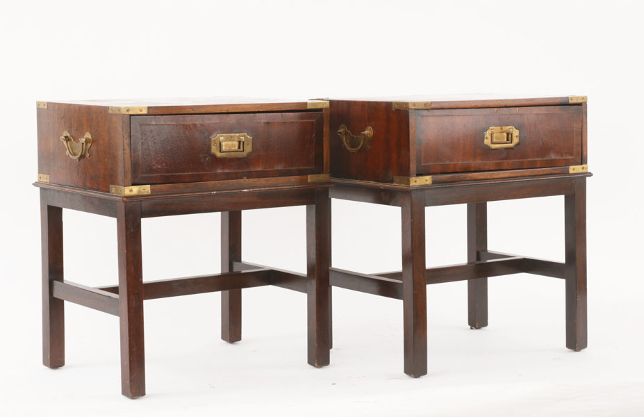 Nattduksbord ett par, England, 1900-tal