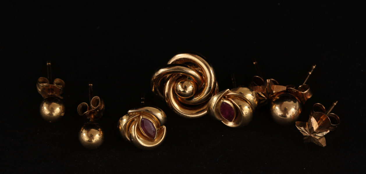 Örhängen 8st, varav 3 par, 18k