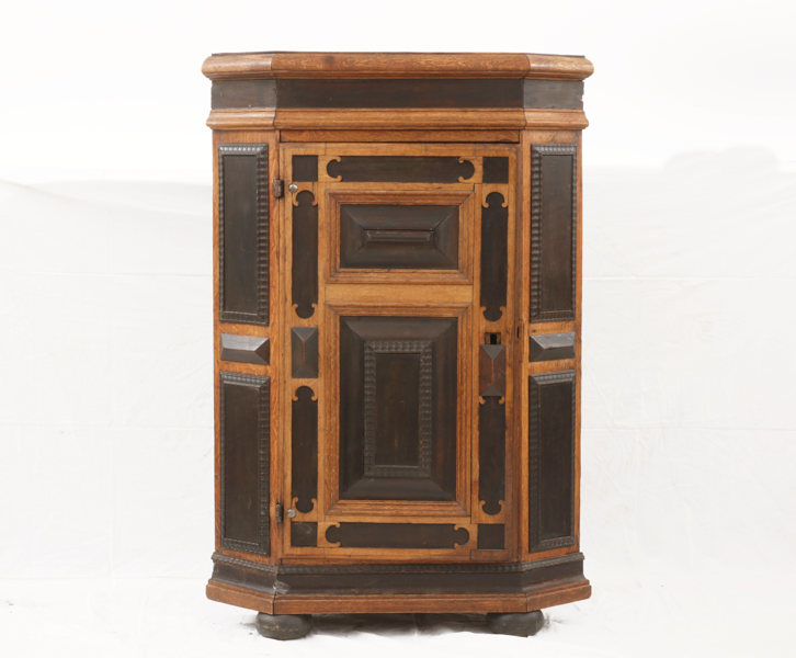 Vägghörnskåp, barock, 1700-talets början