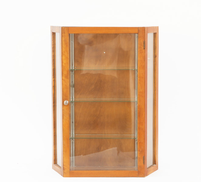 Väggvitrinskåp, omkring 1900-talets mitt