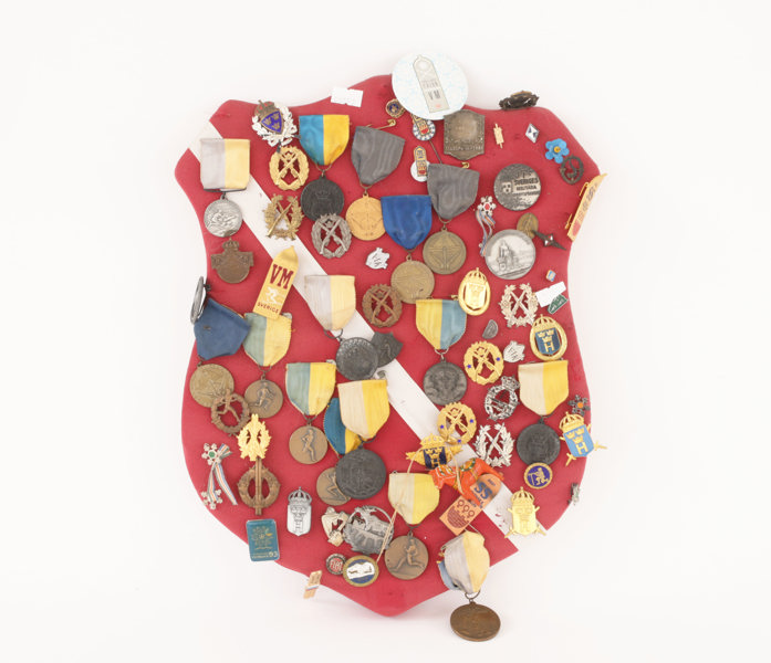 Medaljsköld med märken och medaljer, bl.a. silver