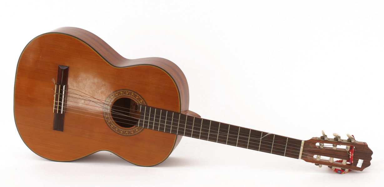 Akustisk gitarr, Aria Concert Guitar , AC-8