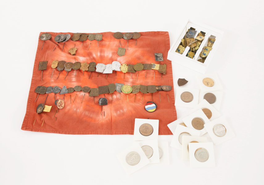 Parti pins, märken och lokalmynt, bl.a. 1923, 1928, 1929