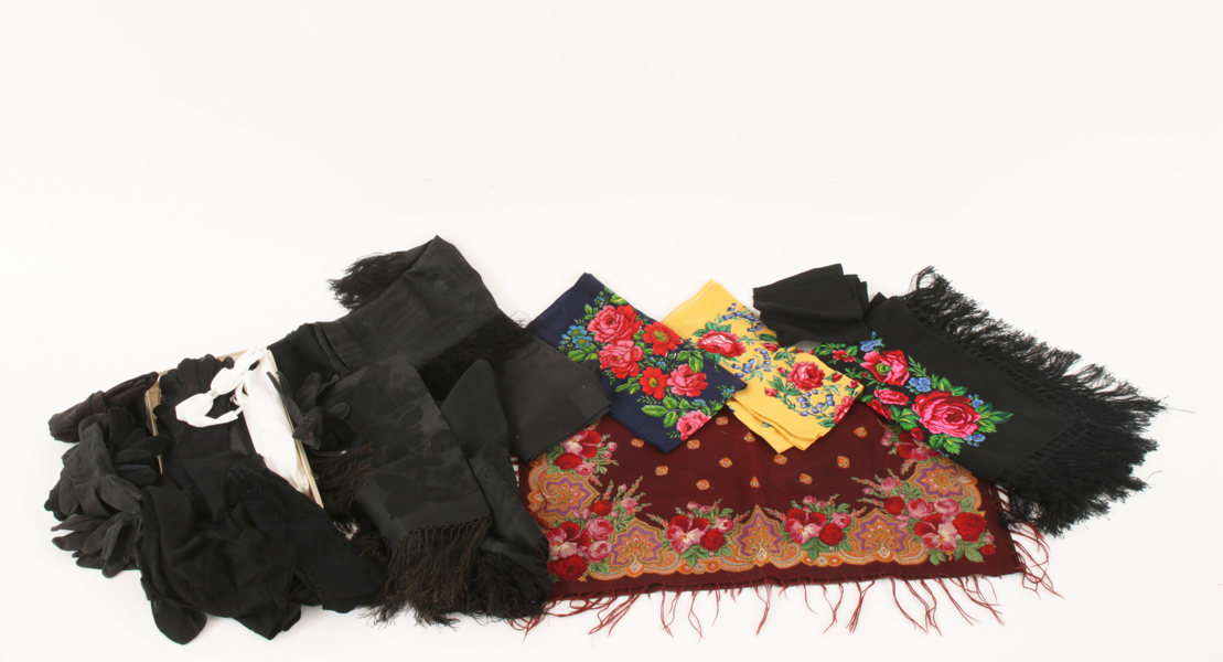 Parti dräktsjalar, handskar, m.m.