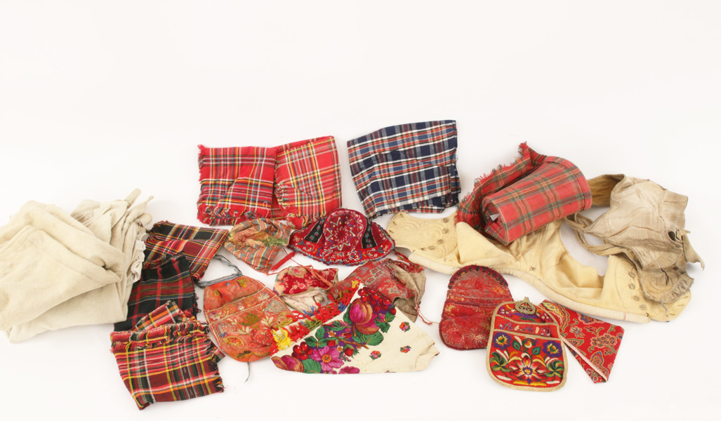 Parti dräktdelar, bl.a. 1800-tal