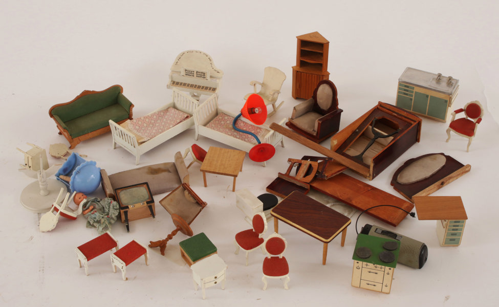 Parti dockskåpsmöbler, mestadels omkring 1900-talets mitt