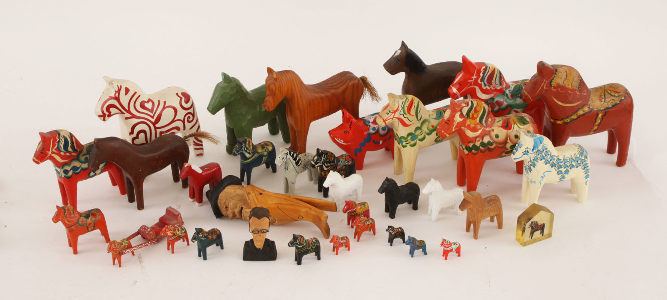 Parti träskulpturer, m.m.