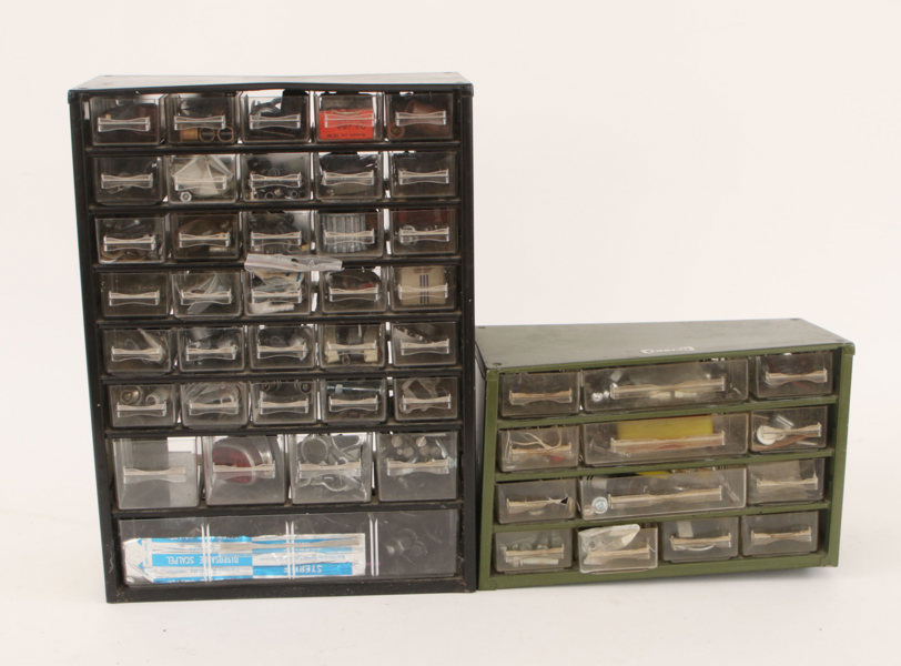 Sortimentskåp 2st med innehåll