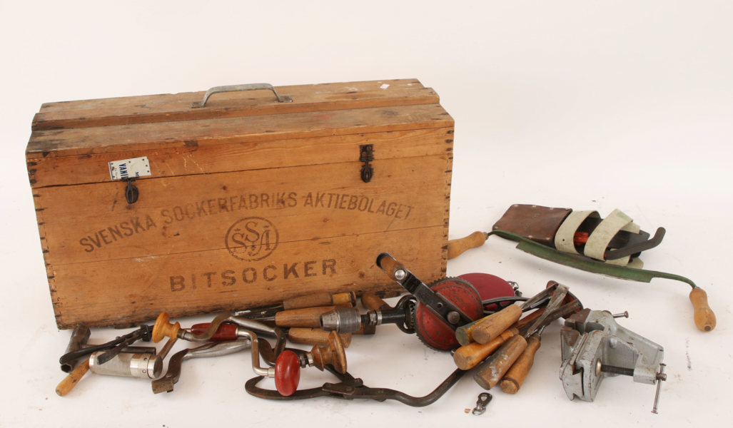 Parti handverktyg i trälåda