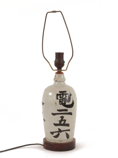 Bordslampa tillverkad av japansk sojaflaska