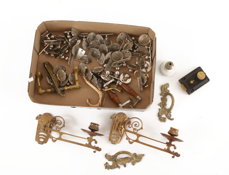 Parti beslag, ljusarmar, m.m.