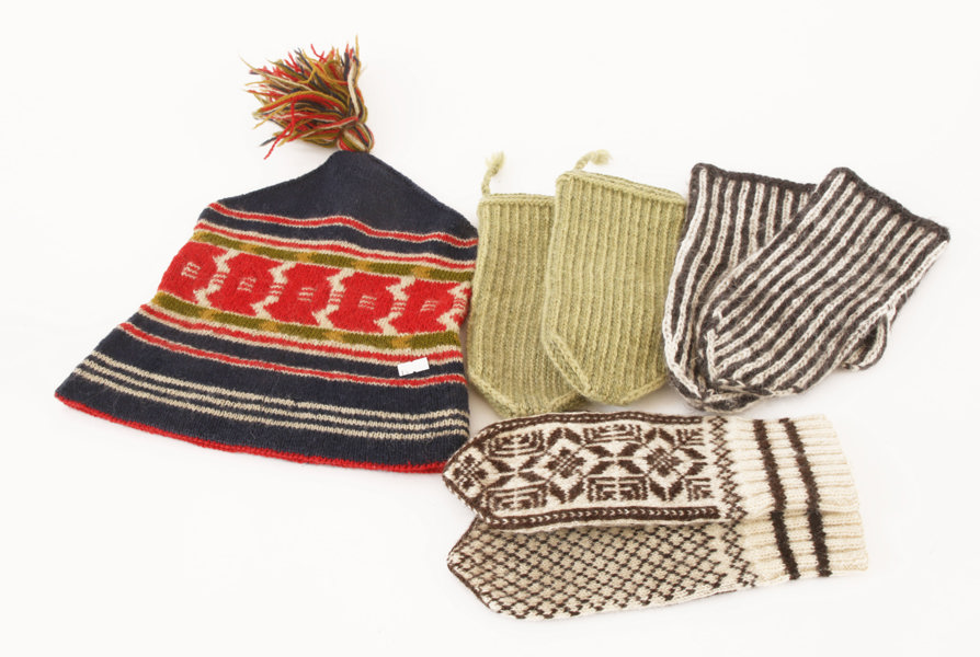 Stickade vantar 3 par samt Rättviksmössa