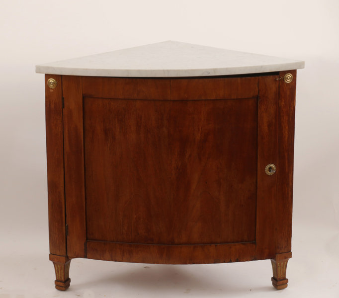 Hörnskänk, sengustaviansk, omkring år 1800