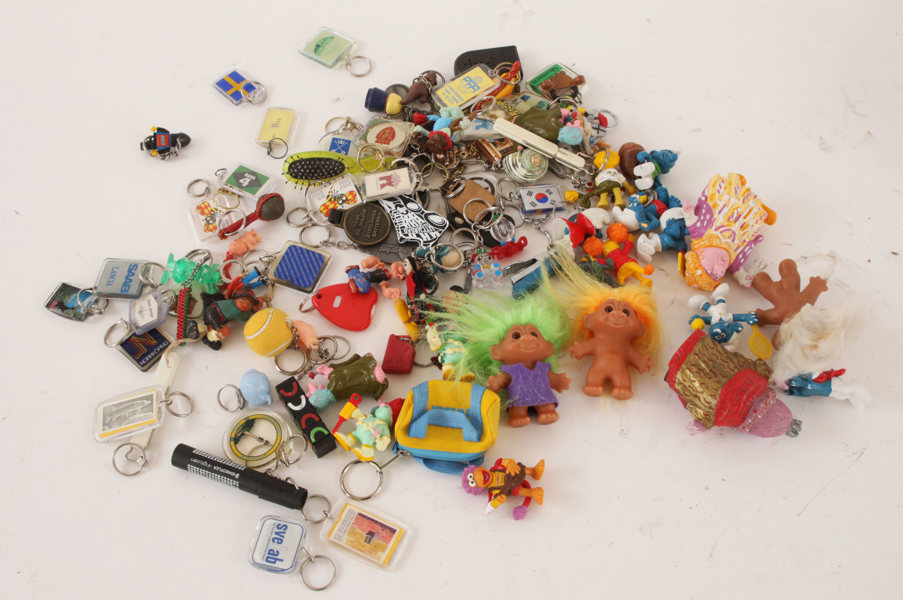 Parti nyckelringar, smurfar, m.m.