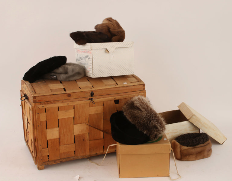 Parti äldre hattar, bl.a. Nordiska Kompaniet