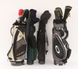Parti golfklubbor och väskor