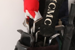 Parti golfklubbor och väskor